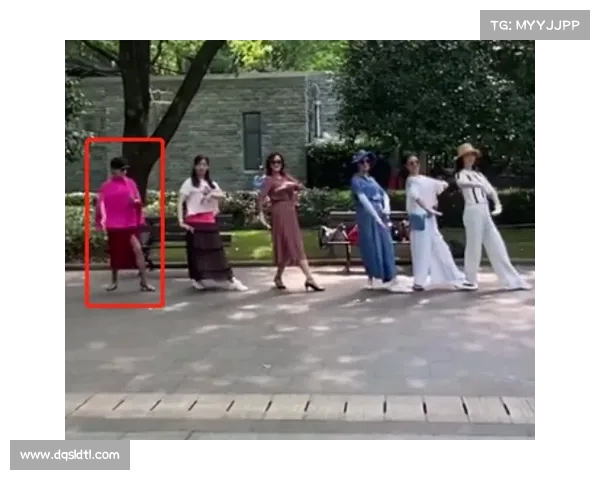 腐团儿挑战“真空”Cos海伦,裙子高开衩引热议,网友:腿部线条太震撼! 腐团儿挑战“真空”Cos海伦,裙子高开衩引热议,网友:腿部线条太震撼!